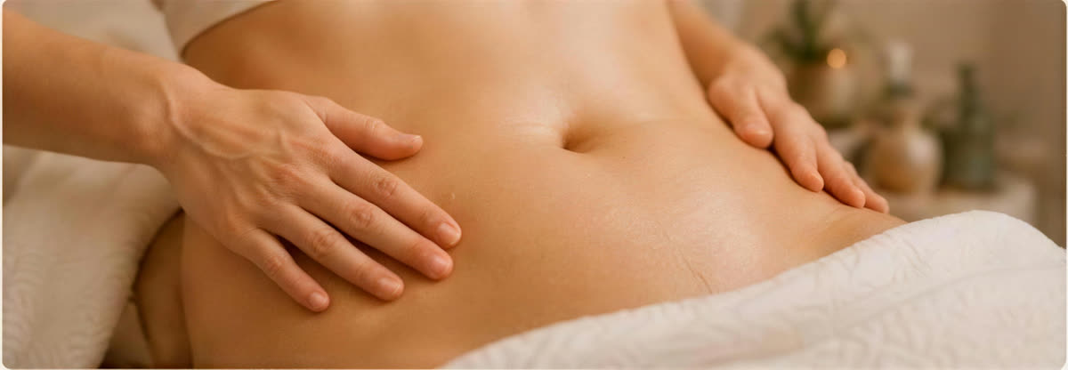 Lymfedrainagemassage van de buik tijdens de Drain & Detox behandeling